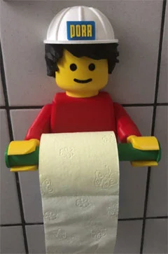 Toiletrulle holder som Lego mand