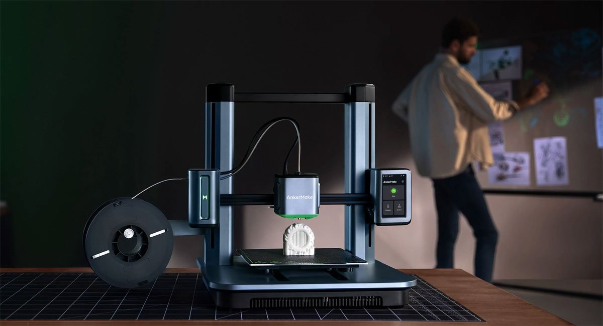AnkerMake M5 3D Printer Præsentation af et print som er i gang